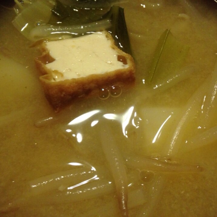 小松菜ともやしと厚揚げとじゃがいもの味噌汁。